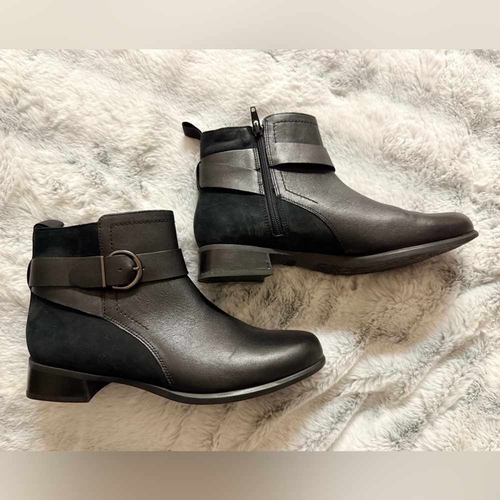 Munro Leather Ankle Boots w/Comfort Arch Support - Picture 2 of 8